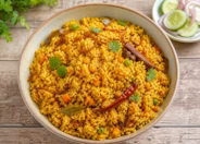Bhuna Khichuri, ein geröstetes bengalisches Reis-Linsen-Gericht in einer Schale