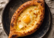 Khachapuri, aufgerissenes georgisches Käseboot mit Eigelb