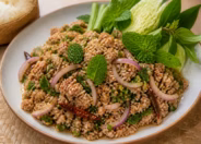 Larb – thailändischer Fleischsalat mit Kräutern, Limette und Röstreis