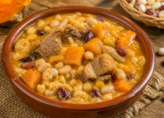 Locro, ein herzhafter südamerikanischer Eintopf aus Mais, Bohnen und Fleisch