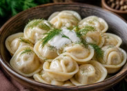 Pelmeni, russische gefüllte Teigtaschen auf einem Teller